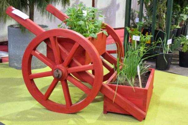 Charrette fleuri en bois de 1.06m x 0.78m x 0.67m HT Pin autoclave12KG/m3 Lasure Rouge brique