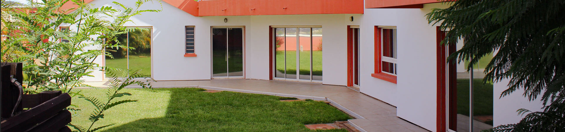 Maison blanche et orange