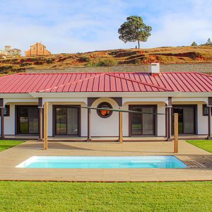 maison toit rouge avec piscine