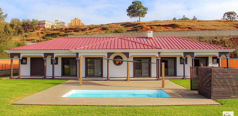 maison toit rouge avec piscine