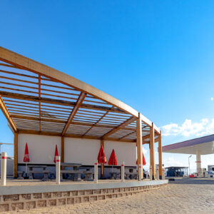 Structure en bois avec bancs en béton